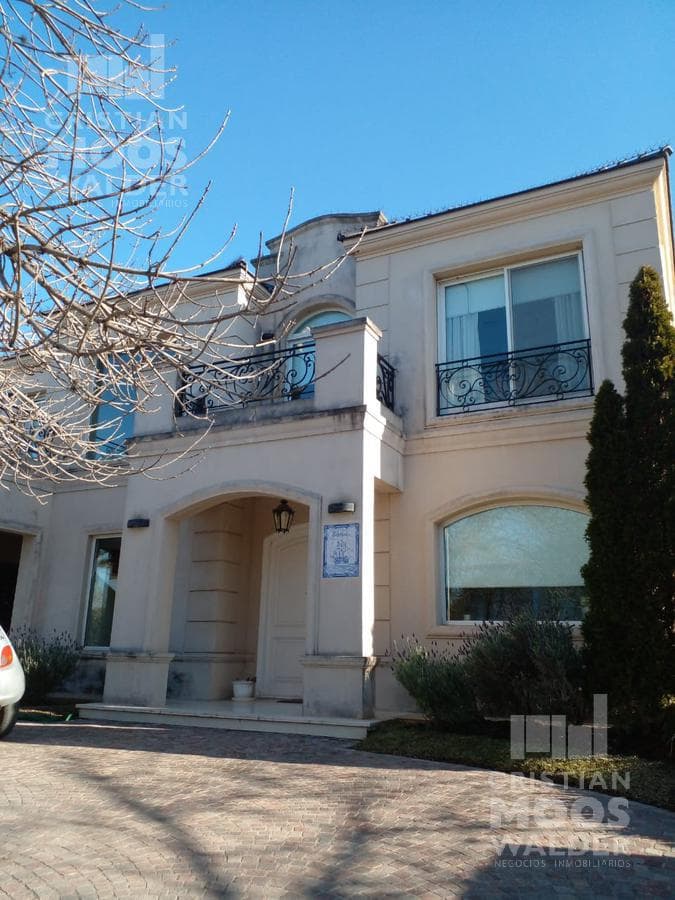 House for Sale with 8 Rooms - Escobar