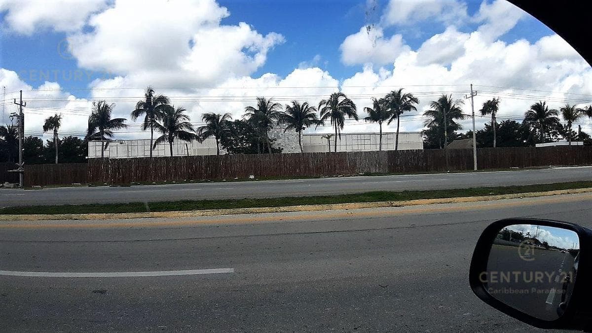 TERRENO CON 2 LOCALES/BODEGAS EN VENTA EN LA CARRETERA EN TULUM P3404