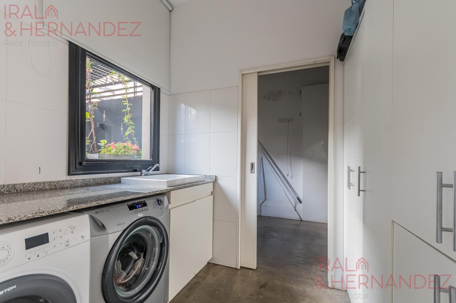 Stunning townhouse for sale in Nuñez with a terrace