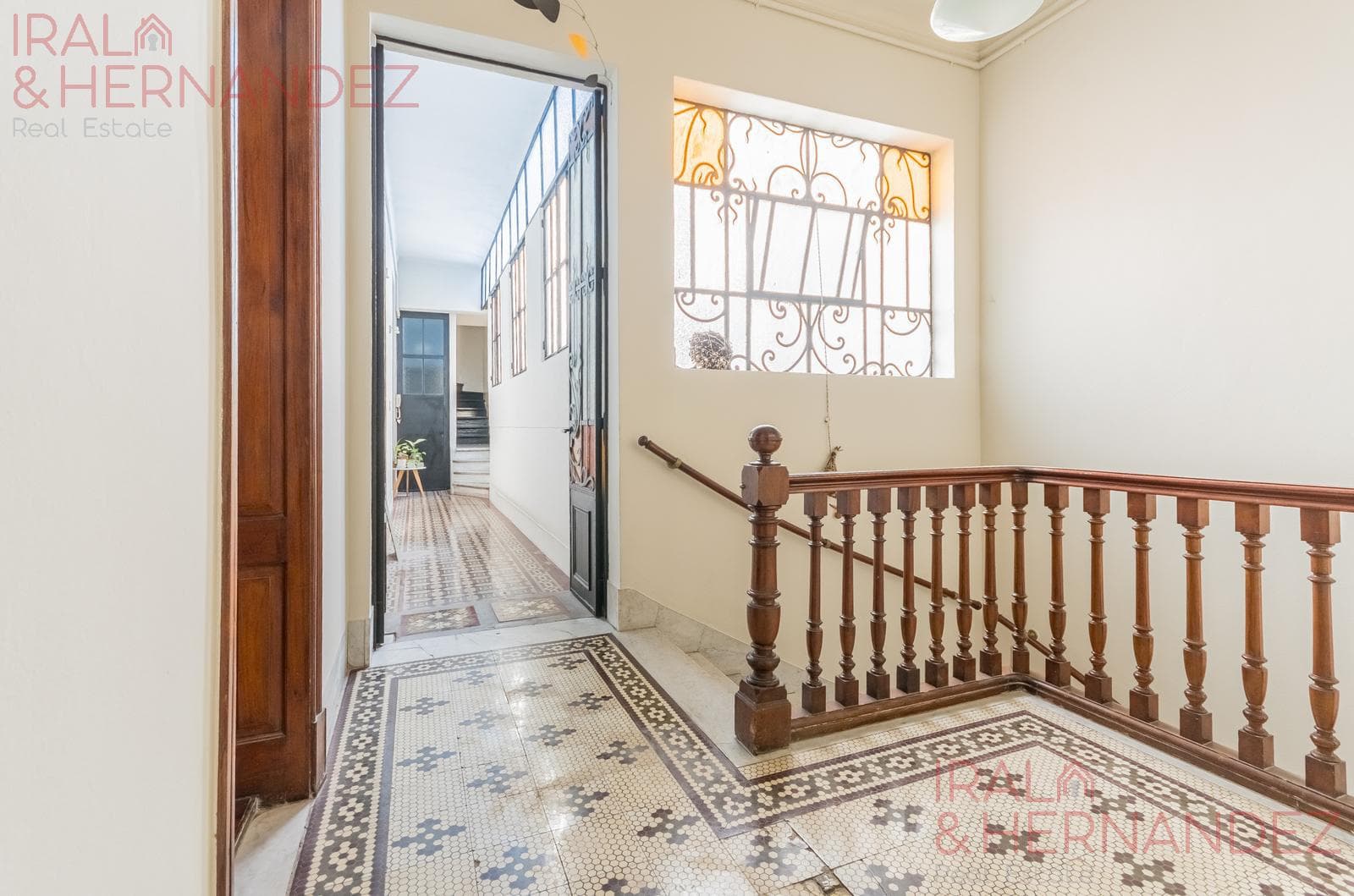 Stunning townhouse for sale in Nuñez with a terrace