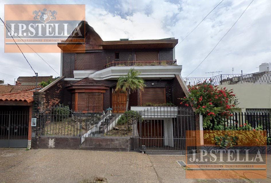 Chalet 5 Amb, c/ 4 cocheras - 350 m² edificados - S.Justo (Ctro)