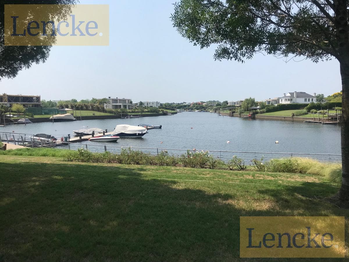 Excellent lot by the river on a cul-de-sac in Albanueva, with a boat slip and a great view—for sale