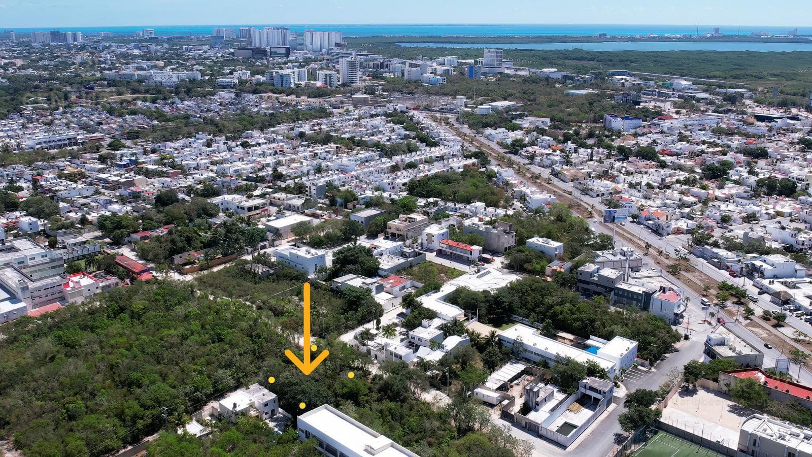 1,100 m² Mixed-Use Corner Lot for Rent, One Street Away from Huayacan Avenue, Cancún C3194