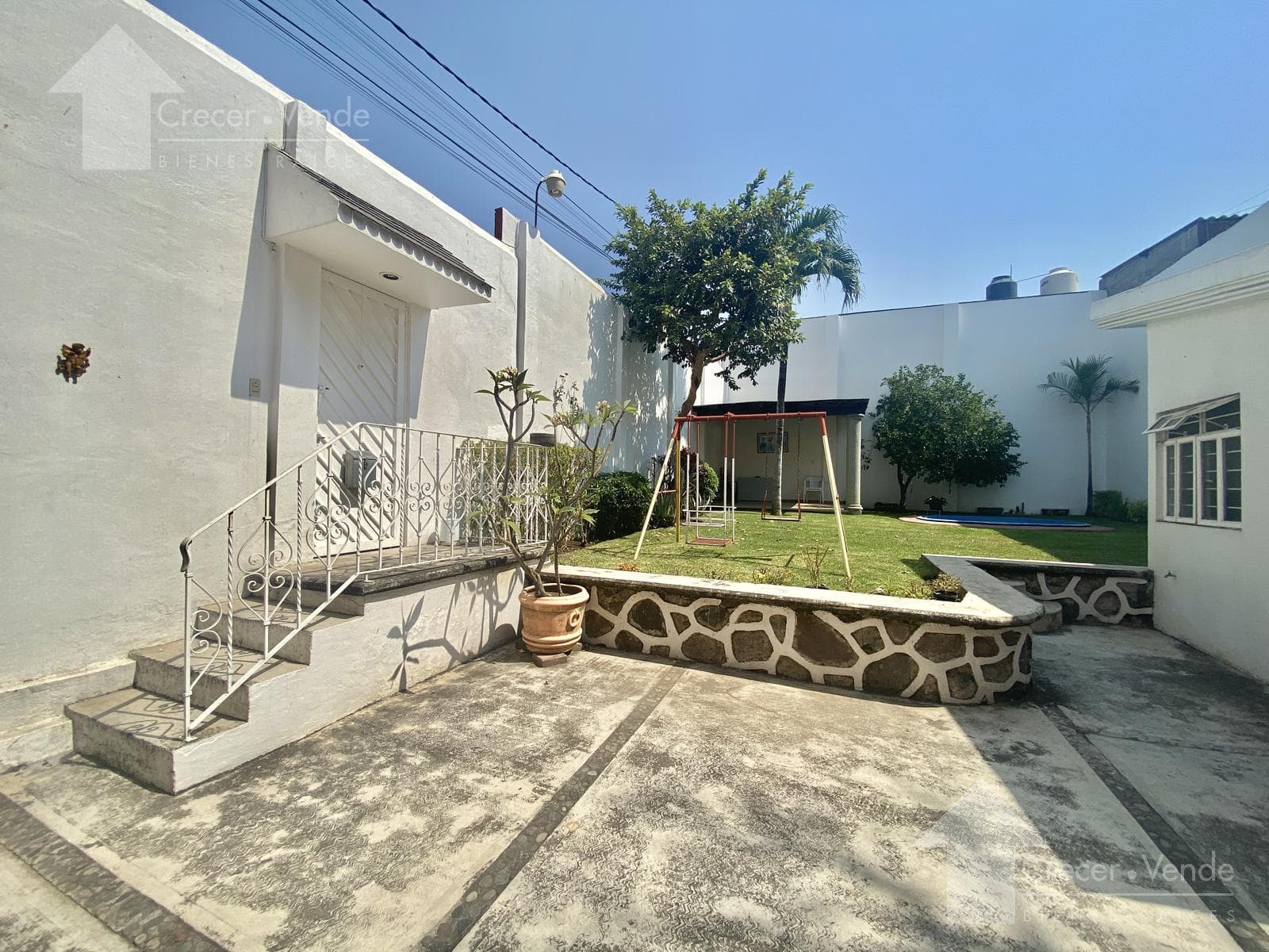 Corner house with 2 separate units, Flores Magón neighborhood, Galerías Cuernavaca area