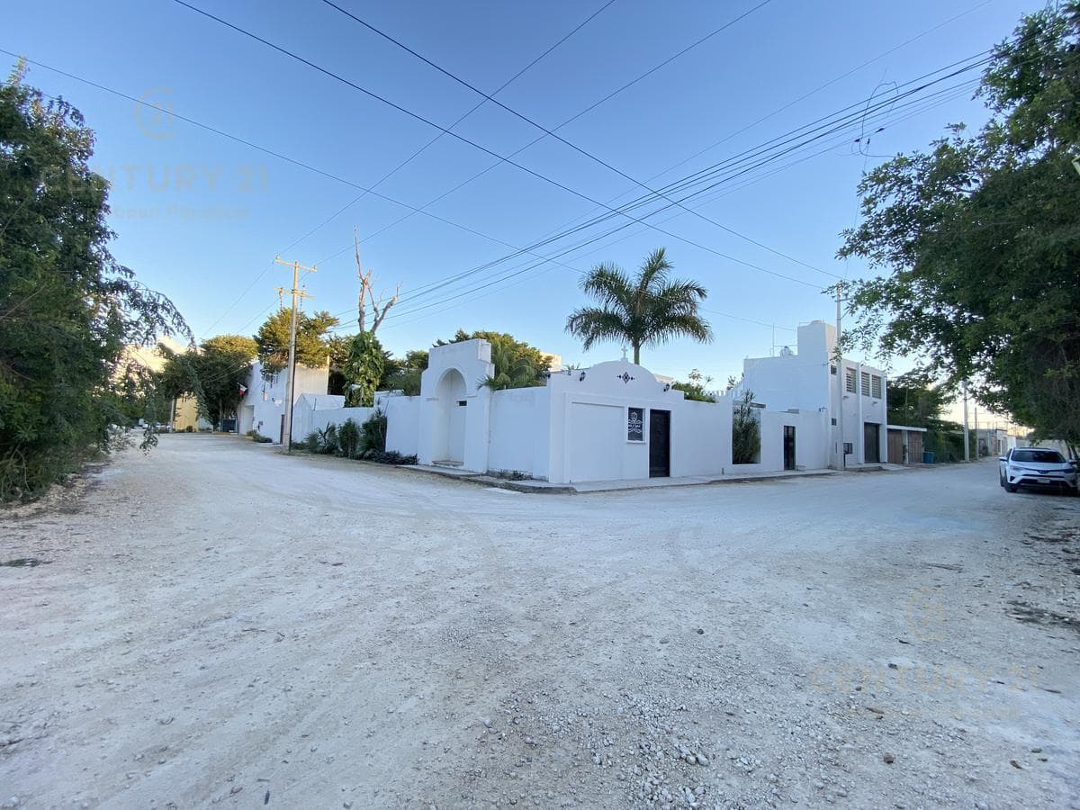 1,100 m² Mixed-Use Corner Lot for Rent, One Street Away from Huayacan Avenue, Cancún C3194