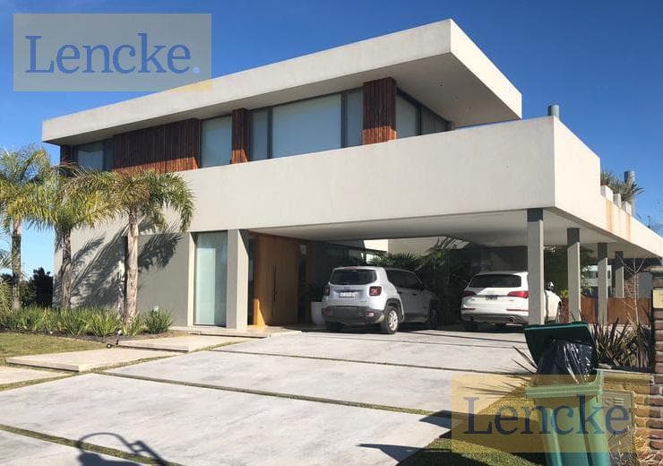 Excellent modern home in Albanueva, like new, high quality, with a pool and a dock facing the river