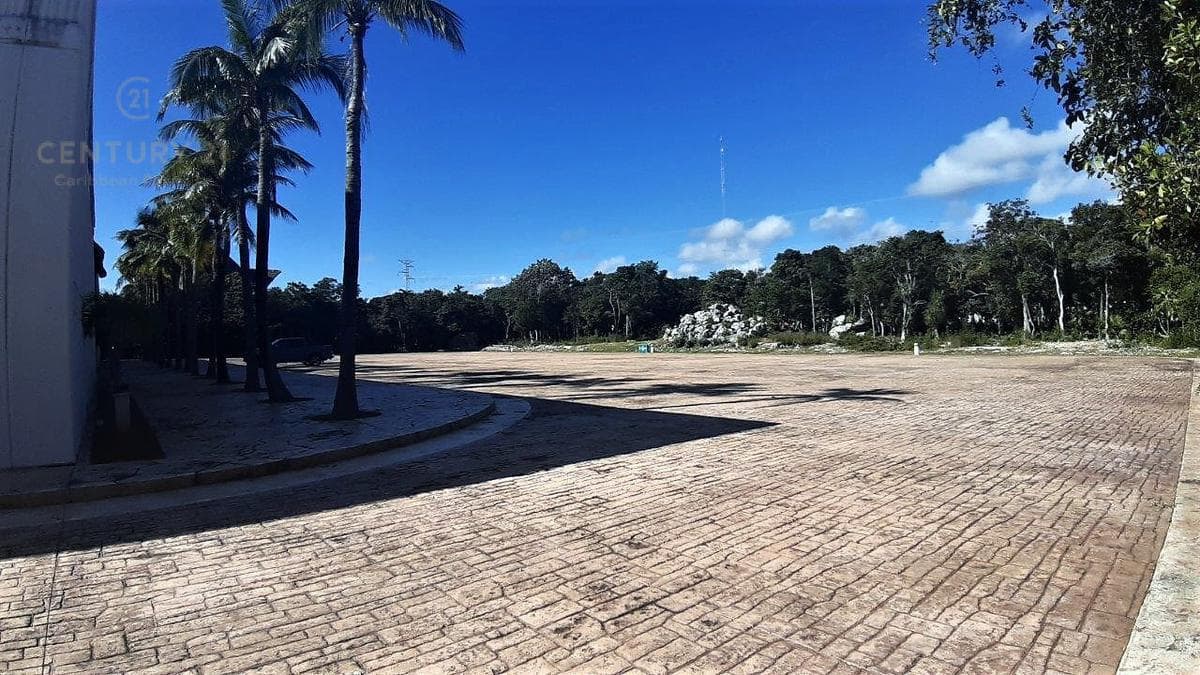 TERRENO CON 2 LOCALES/BODEGAS EN VENTA EN LA CARRETERA EN TULUM P3404