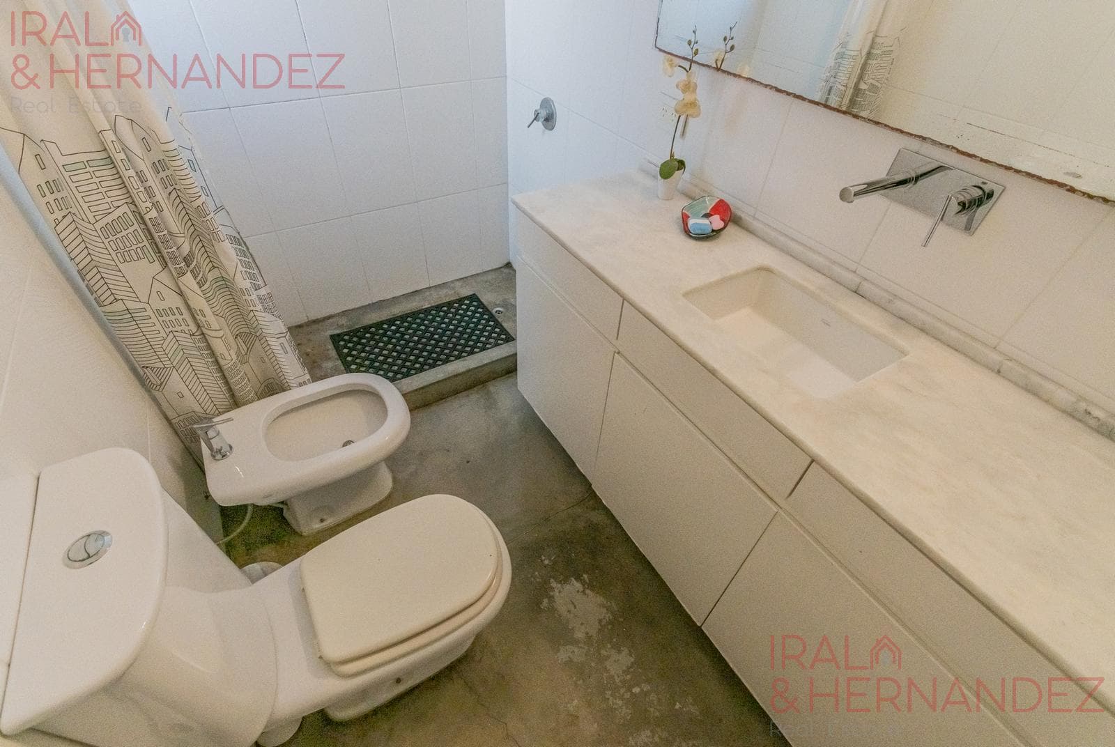 Stunning townhouse for sale in Nuñez with a terrace