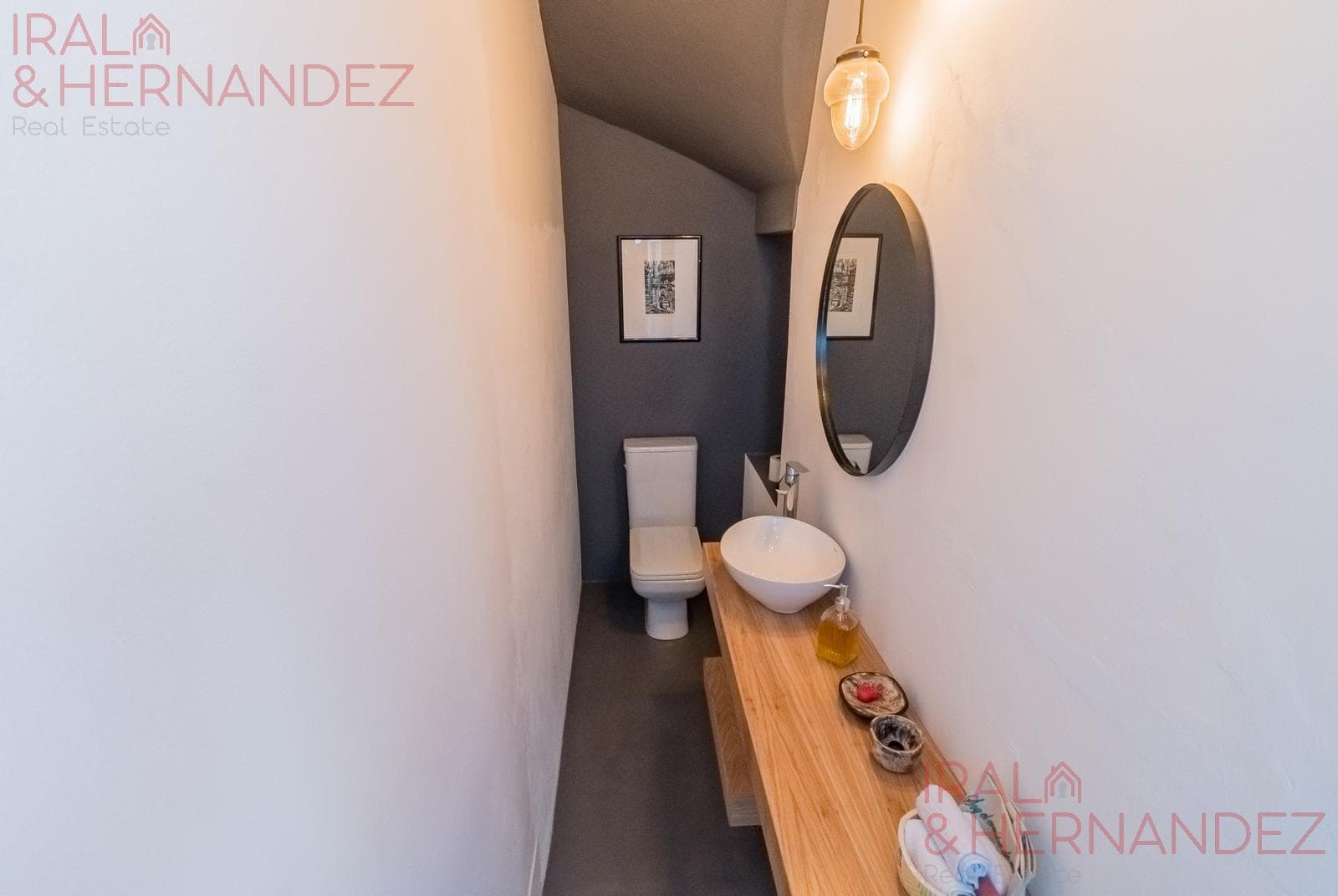 Stunning townhouse for sale in Nuñez with a terrace