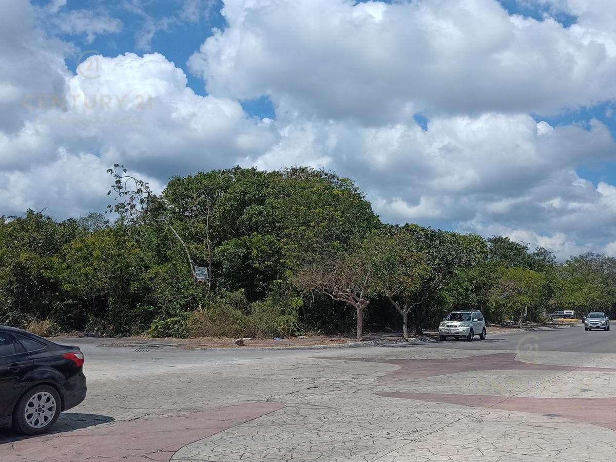 MIXED-USE PROPERTY FOR SALE ACROSS FROM THE PLAYA DEL CARMEN PLANETARIUM P3710